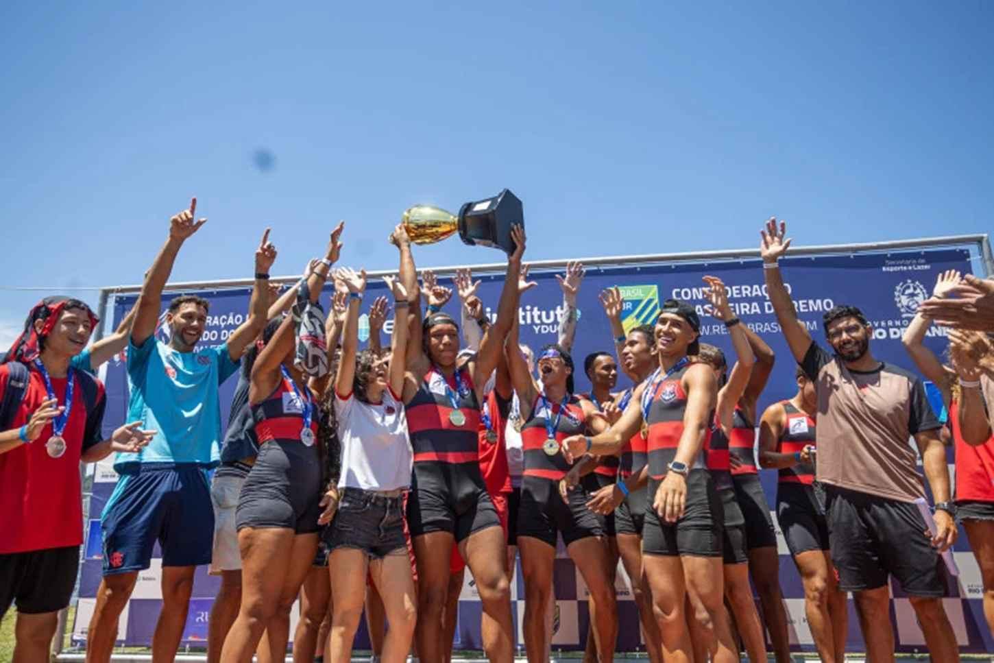 Flamengo vence quinta regata e segue invicto rumo ao título estadual de remo