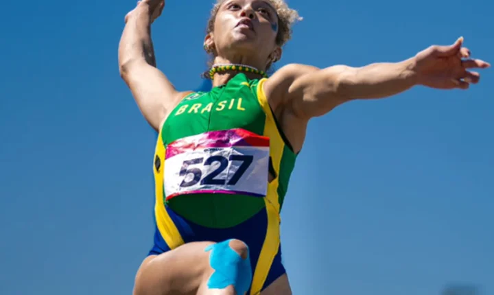 Duda Cândido conquista ouro no salto em distância e fecha Sul-Americano Sub-23 com duas medalhas